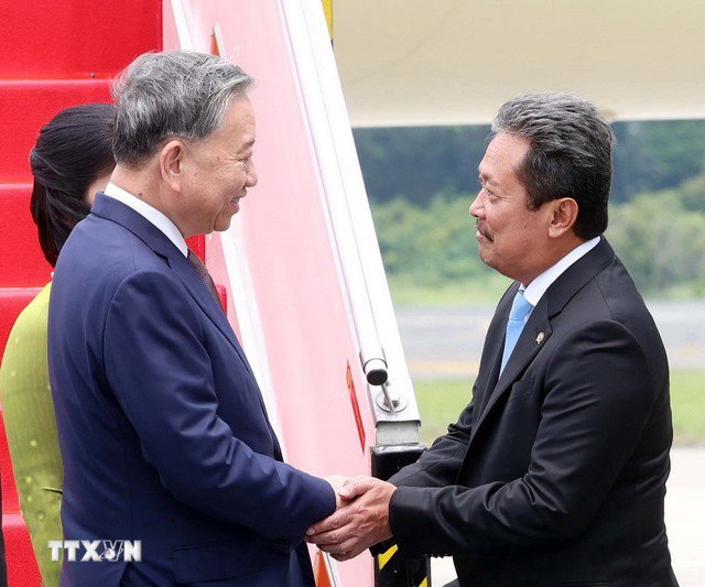 Quan chức Indonesia đón Tổng Bí thư Tô Lâm và Phu nhân tại sân bay quân sự Halim Perdanakusuma, Jakarta. Ảnh: TTXVN