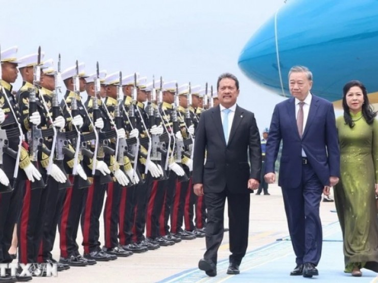 Loạt đại bác chào mừng Tổng Bí thư Tô Lâm và Phu nhân tới Indonesia