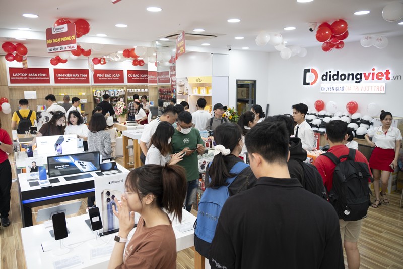 Hàng trăm khách hàng đến, trải nghiệm, mua sắm sớm trong ngày 08/3. 