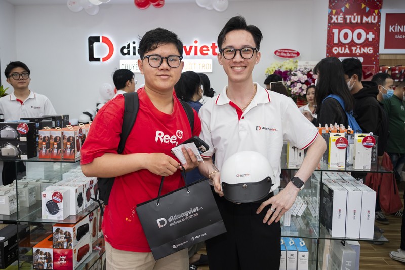 Khách hàng check-in nhận quà miễn phí và mua sắm tại trung tâm mua sắm công nghệ Di Động Việt 60 Quang Trung. 