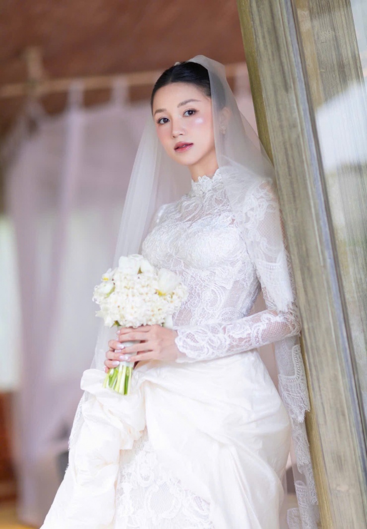 Cô dâu Salim mặc váy ren trắng phối cầu kì, kết hợp cùng khăn voan trùm đầu.&nbsp;
