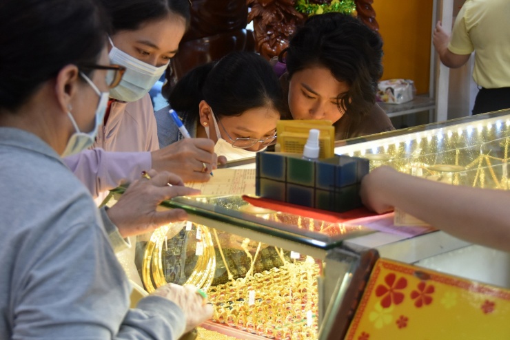 Gi&aacute; v&agrave;ng h&ocirc;m nay lần thứ 3 chạm mốc 93,1 triệu đồng/lượng trong năm 2025