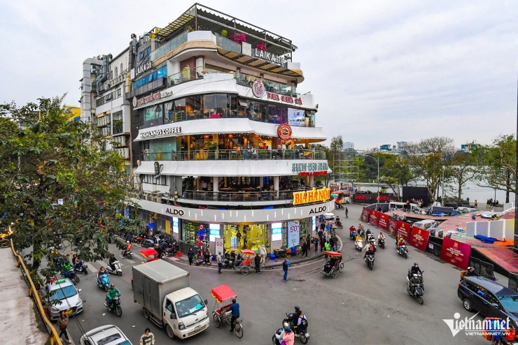 Nhiều nhà hàng, quán cà phê kinh doanh tại tòa nhà "Hàm cá mập". Ảnh: Hoàng Hà