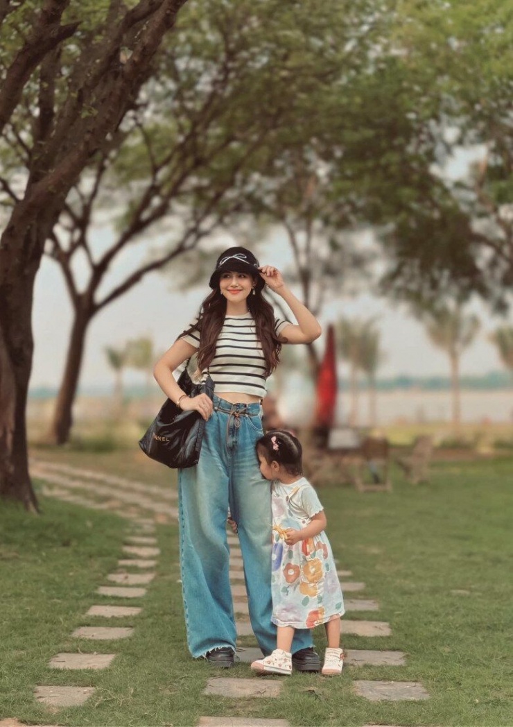Trẻ trung và năng động, set đồ này mang hơi thở của mùa hè với áo crop top kẻ ngang kết hợp quần jeans ống rộng thời thượng.&nbsp;Sự phối hợp này không chỉ tôn lên vóc dáng mà còn tạo cảm giác phóng khoáng, thoải mái.