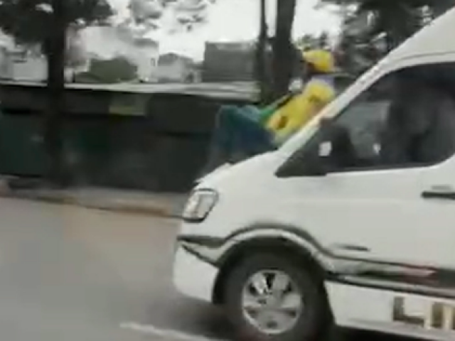 Vụ tài xế xe ôm ngồi trên nắp capo xe Limousine: Tạm giữ tài xế ô tô