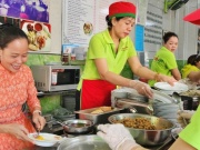 Ẩm thực - Chủ quán diện áo dài bán bánh cuốn hơn 60 năm ở TP.HCM