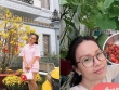 "Chị Tư" Cẩm Ly tận hưởng niềm vui thu hoạch trong khu vườn ở biệt thự trắng triệu đô ở tuổi 55