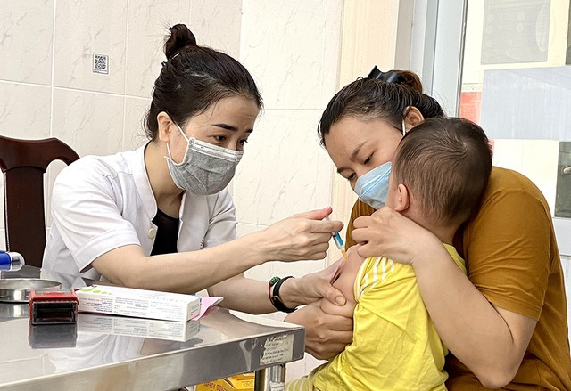 Tiêm phòng vaccine là biện pháp hữu hiệu phòng bệnh sởi.