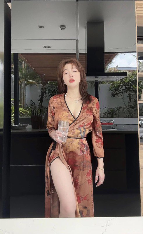 Cựu hot girl Elly Trần tái xuất với màn khoe body 