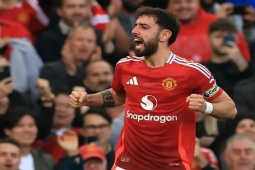 Fernandes ghi bàn cho MU xác lập kỳ tích sánh ngang Salah & Haaland