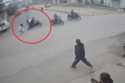 Clip: "Phũ phàng" bỏ mặc bạn gái giữa đường, thanh niên tăng ga bỏ chạy CSGT