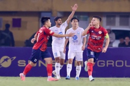 VAR làm nóng vòng 16 V-League, khóc cười những quả phạt đền phút bù giờ