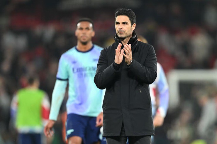 Arsenal của HLV&nbsp;Mikel Arteta hiện kém đội đầu bảng Liverpool 15 điểm