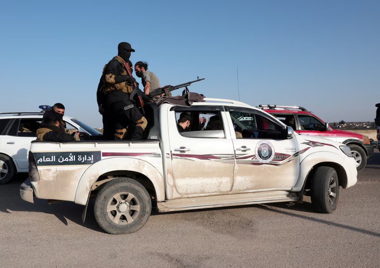 Các tay súng trung thành với chính phủ lâm thời Syria di chuyển về phía tỉnh Latakia. Ảnh: Reuters.