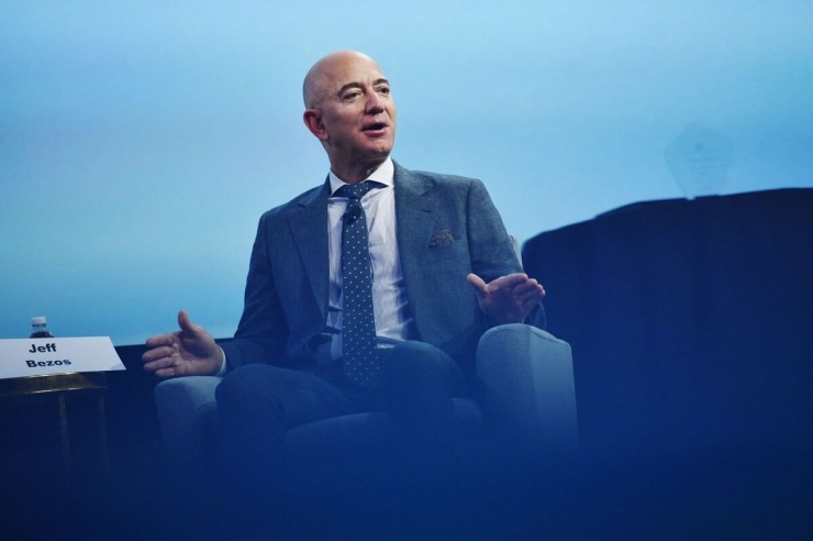 Jeff Bezos trung thành với phong cách lịch lãm. Ảnh: Bloomberg