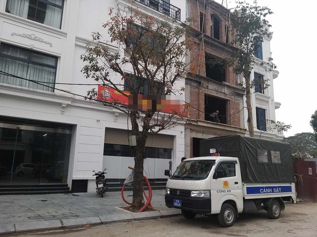 Lực lượng chức năng túc trực trước trụ sở để làm rõ sự việc.