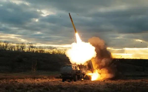 Hệ thống pháo phản lực cơ động cao (HIMARS). Ảnh: GETTY IMAGES