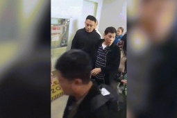 Video: Cựu Tổng thống Philippines Duterte chống gậy, bị áp giải khỏi...