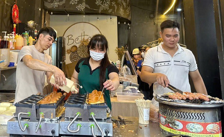 Chị Điệp là người đầu tiên bán bánh dép tại Việt Nam và bất ngờ nhận được sự quan tâm của đông đảo khách hàng.