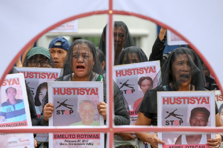 Thân nhân những người bị sát hại trong cuộc chiến chống ma túy dưới thời ông Duterte giơ poster phản đối năm 2019. Ảnh:&nbsp;ABS-CBN News