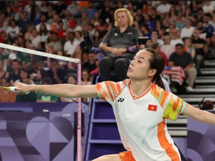 Hoa khôi cầu lông Thùy Linh so tài sao hạng 3 thế giới, rượt đuổi hấp dẫn set 1