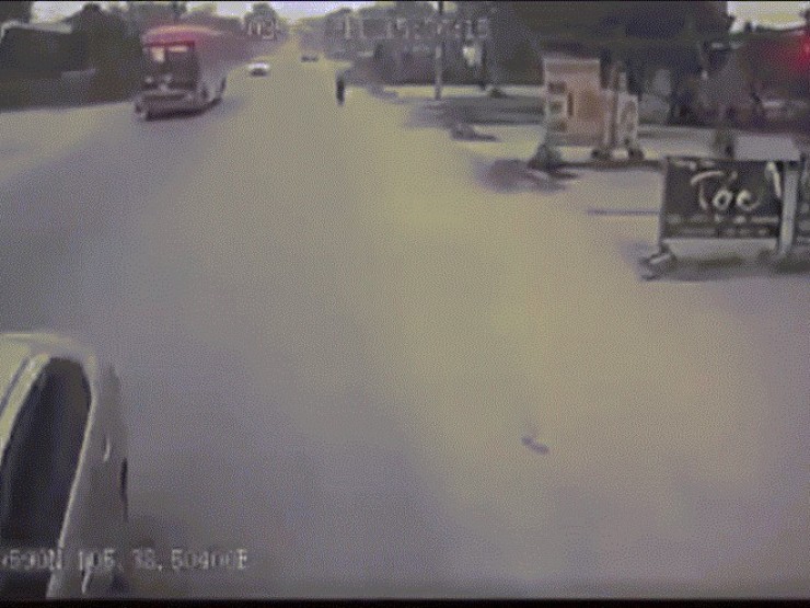 Video tai nạn giao thông liên hoàn khiến xe đầu kéo lật ngang đường tại Hà Nội