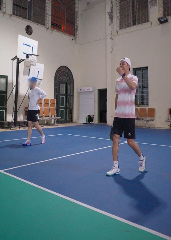 Nam diễn viên tập pickleball cùng bạn bè. Ảnh: FB Hồng Đăng.