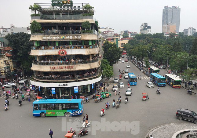 Toàn cảnh tòa nhà Hầm cá mập xây dựng trên bến tàu điện ngày xưa, hiện nay một phần quảng trường Đông Kinh Nghĩa Thục bên cạnh vẫn là điểm trung chuyển xe buýt công cộng. Ảnh: Trọng Đảng.