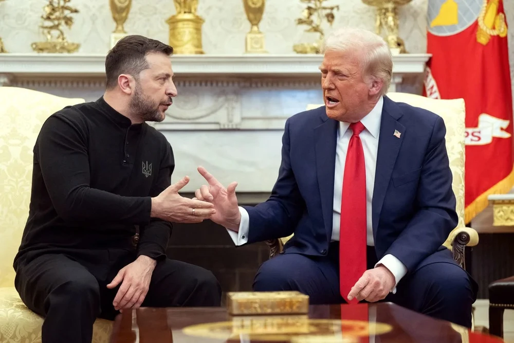 Tổng thống Mỹ Donald Trump (phải) và Tổng thống Ukraine Volodymyr Zelensky trong cuộc gặp tại Phòng Bầu dục ở Nhà Trắng ngày 28-2. Ảnh: AFP