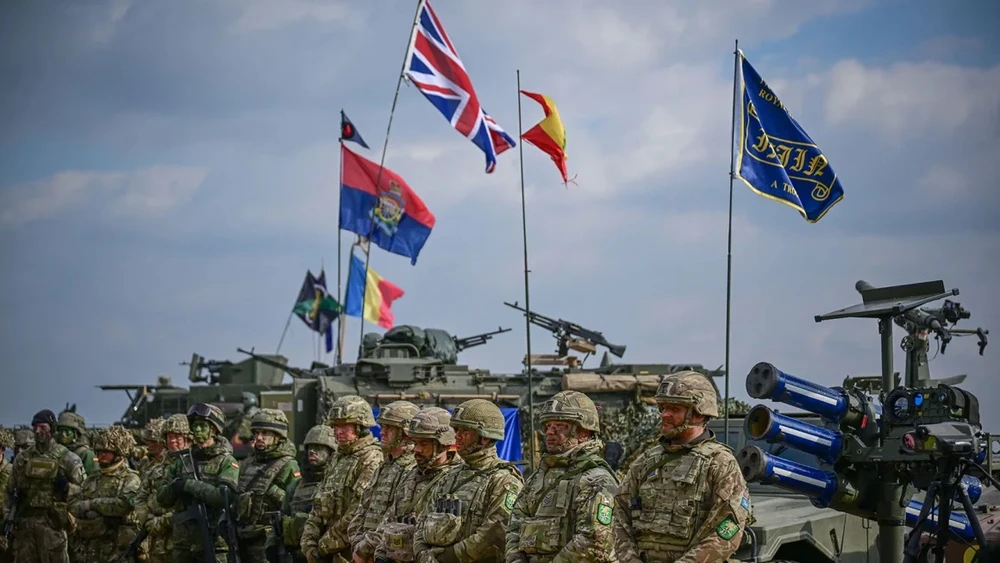 Lực lượng quân sự NATO trình diễn tại Khu huấn luyện Smardan (Romania) vào ngày 19-2. Ảnh: GETTY IMAGES