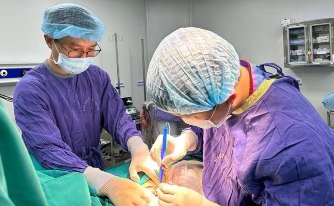 Bác sĩ Tỵ và kíp mổ đang phẫu thuật xử lý khối u vú cho bệnh nhân. Ảnh: Bác sĩ cung cấp