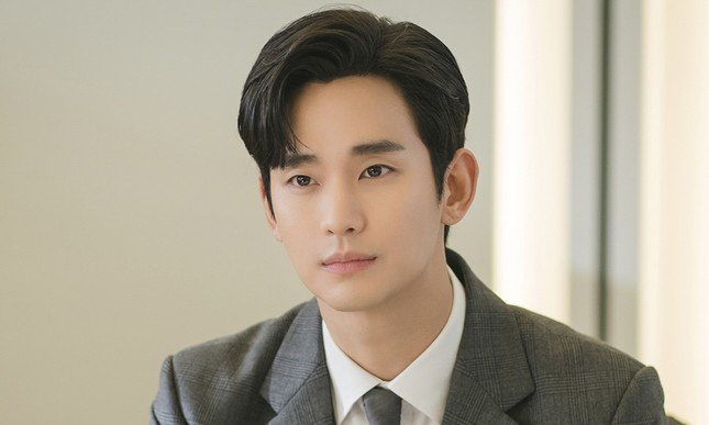 Kim Soo Hyun bị chỉ trích vì thường xuyên đùa giỡn với các nữ diễn viên vị thành niên.