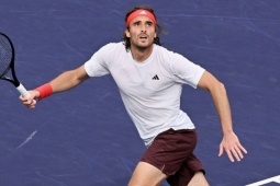 Rực lửa tennis Indian Wells: Tsitsipas thua trắng, Swiatek áp đảo 6-1 trong 2 set