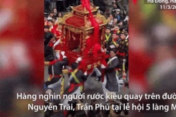 Tin tức trong ngày - Hàng nghìn người rước kiệu giữa đường phố Hà Nội