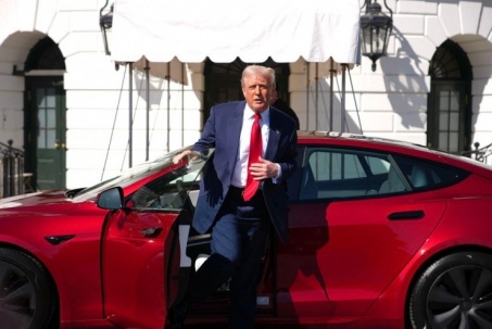 Tổng thống Trump mua xe điện Tesla hơn 2 tỷ đồng ủng hộ Elon Musk