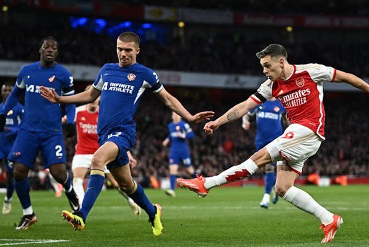 Troussard sút chân trái vào góc hẹp, mở tỷ số cho Arsenal