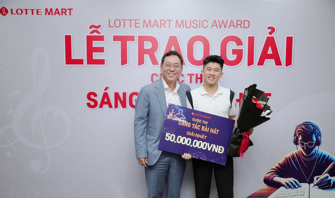 Tổng Giám đốc LOTTE Mart Việt Nam, ông Shin JuBack, trao giải Nhất Cuộc thi sáng tác bài hát về LOTTE Mart cho tác giả Nguyễn Văn Vinh