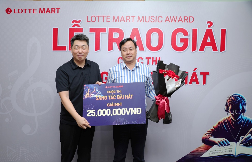 Ông Lee Yong Ho, Giám đốc các Ngành hàng của LOTTE Mart Việt Nam, trao giải Nhì cho tác giả Phan Nguyễn Trung Thuận với bài hát 