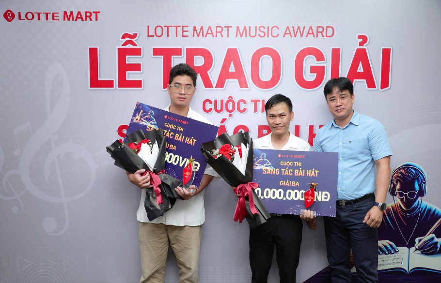 Ông Lê Mộng Long, Giám đốc bộ phận Vận hành của LOTTE Mart Việt Nam, trao giải Ba cho tác giả bài hát 