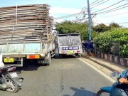 Tin tức trong ngày - TP.HCM: 2 tài xế xe tải dừng xe trên cầu Bà Lát đánh nhau
