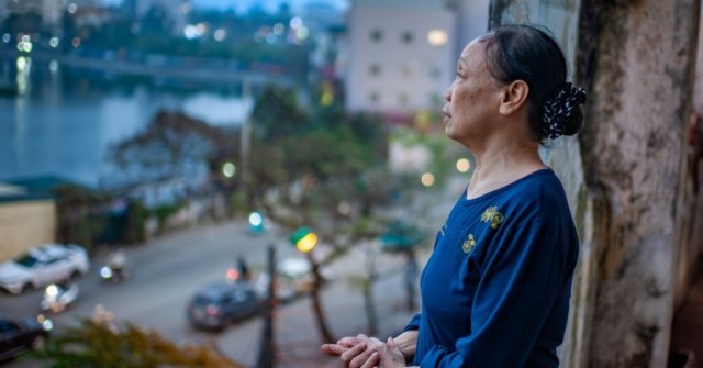 Cảnh bám trụ của nghìn người Hà Nội ở nơi cảnh báo "nguy hiểm nhất"