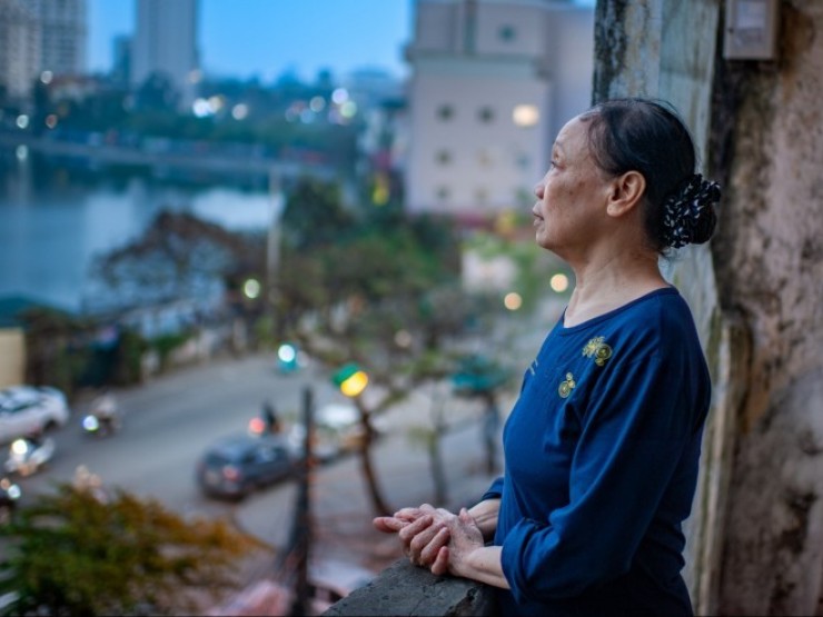 Cảnh bám trụ của nghìn người Hà Nội ở nơi cảnh báo “nguy hiểm nhất“