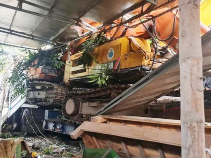 Ô tô đầu kéo chở 4 máy múc, đâm vào nhà dân trong đêm