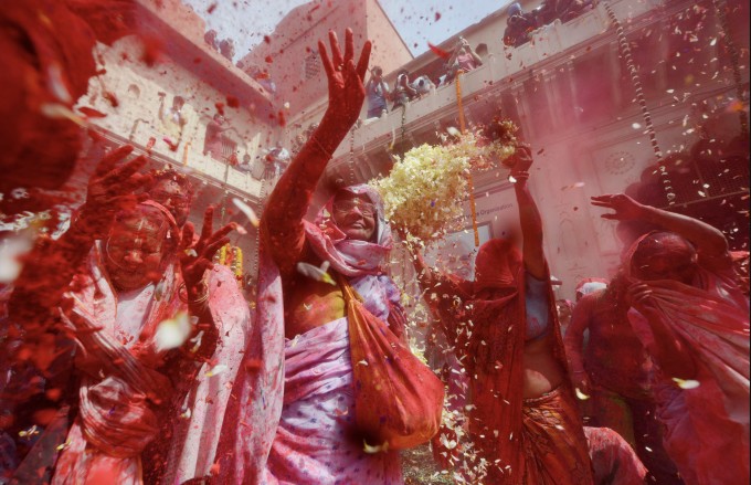 Người dân ném bột màu trong lễ hội Holi. Ảnh: PANKAJ NANGIA