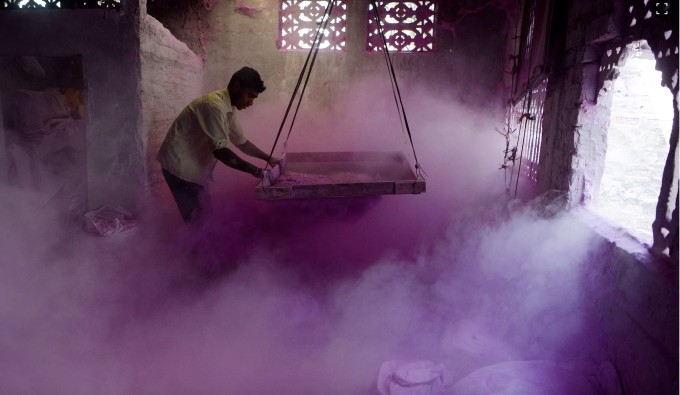 Bên trong công xưởng bột màu cung cấp cho lễ hội Holi. Ảnh: AFP