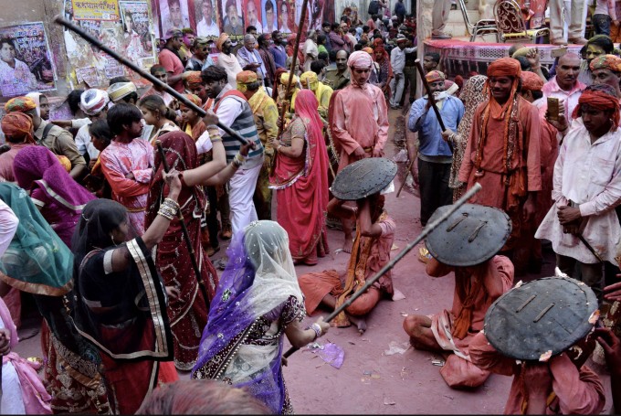 Lễ hội Holi tại hai thị trấn sinh đôi Barsana và Nandgaon, Ấn Độ. Ảnh: AFP