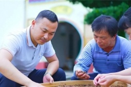 Kinh doanh - Đại gia phố thị bỏ việc tiền tỉ về quê, biến nông sản thành “vàng ròng”