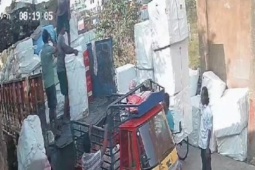 Nổ lớn khi đang dỡ hàng, 4 người đàn ông bị thương