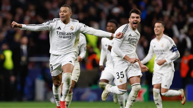 Mbappe và đồng đội ăn mừng sau khi Real Madrid đánh bại Atletico trên chấm luân lưu