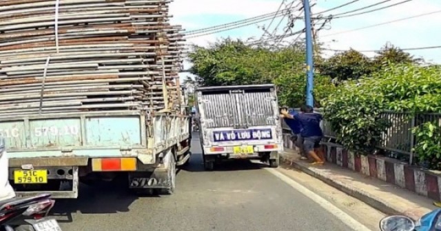 TP.HCM: 2 tài xế xe tải dừng xe trên cầu Bà Lát đánh nhau